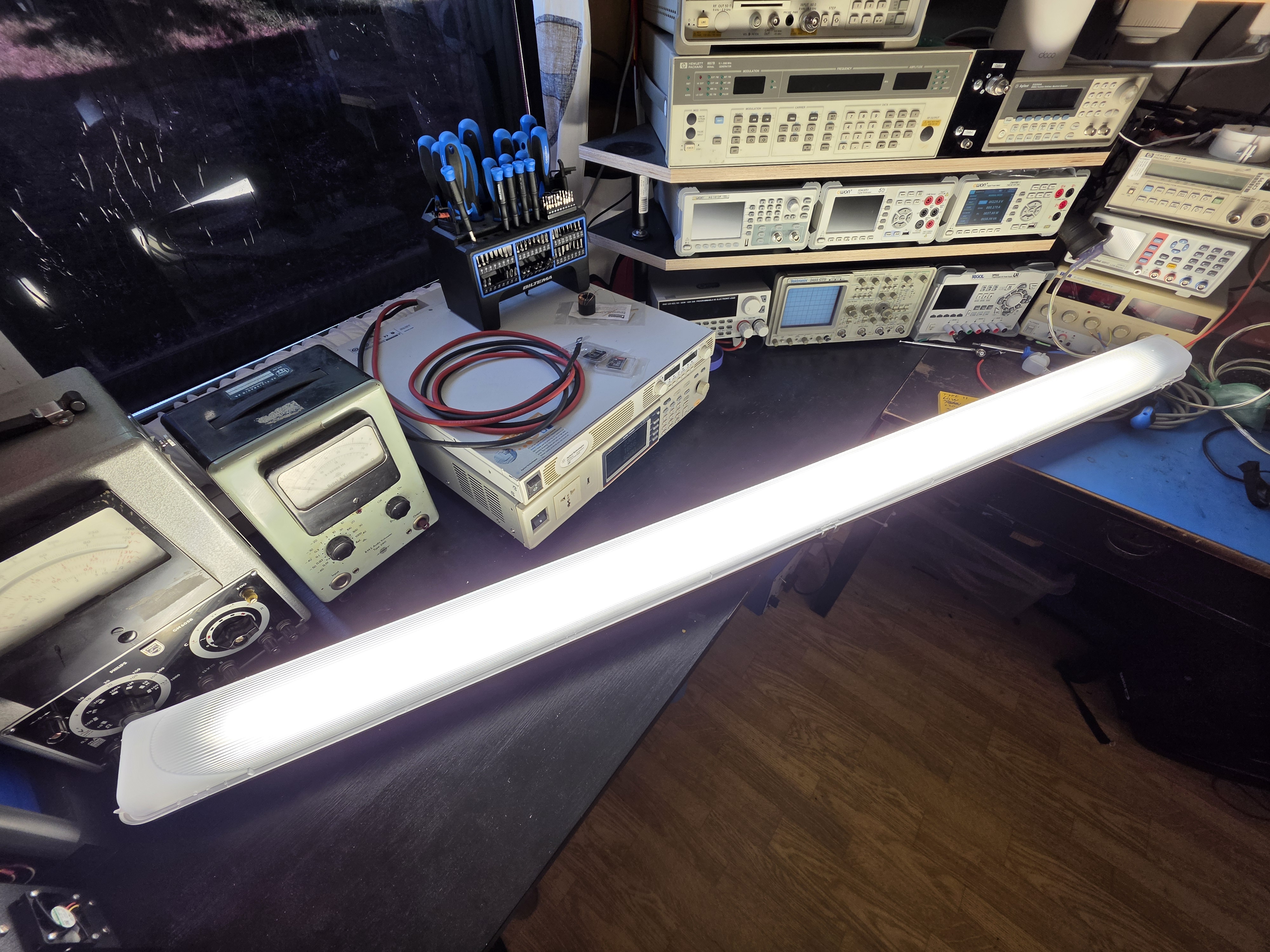 LED-valaisin mittauspöydällä sähkönlaatuvertailussa