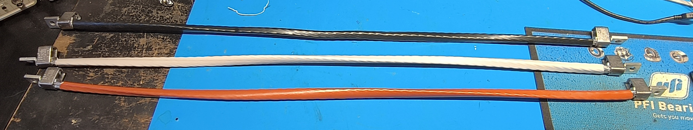 Mittauksessa käytetyt kolme alumiinijohdinta ja liittimet