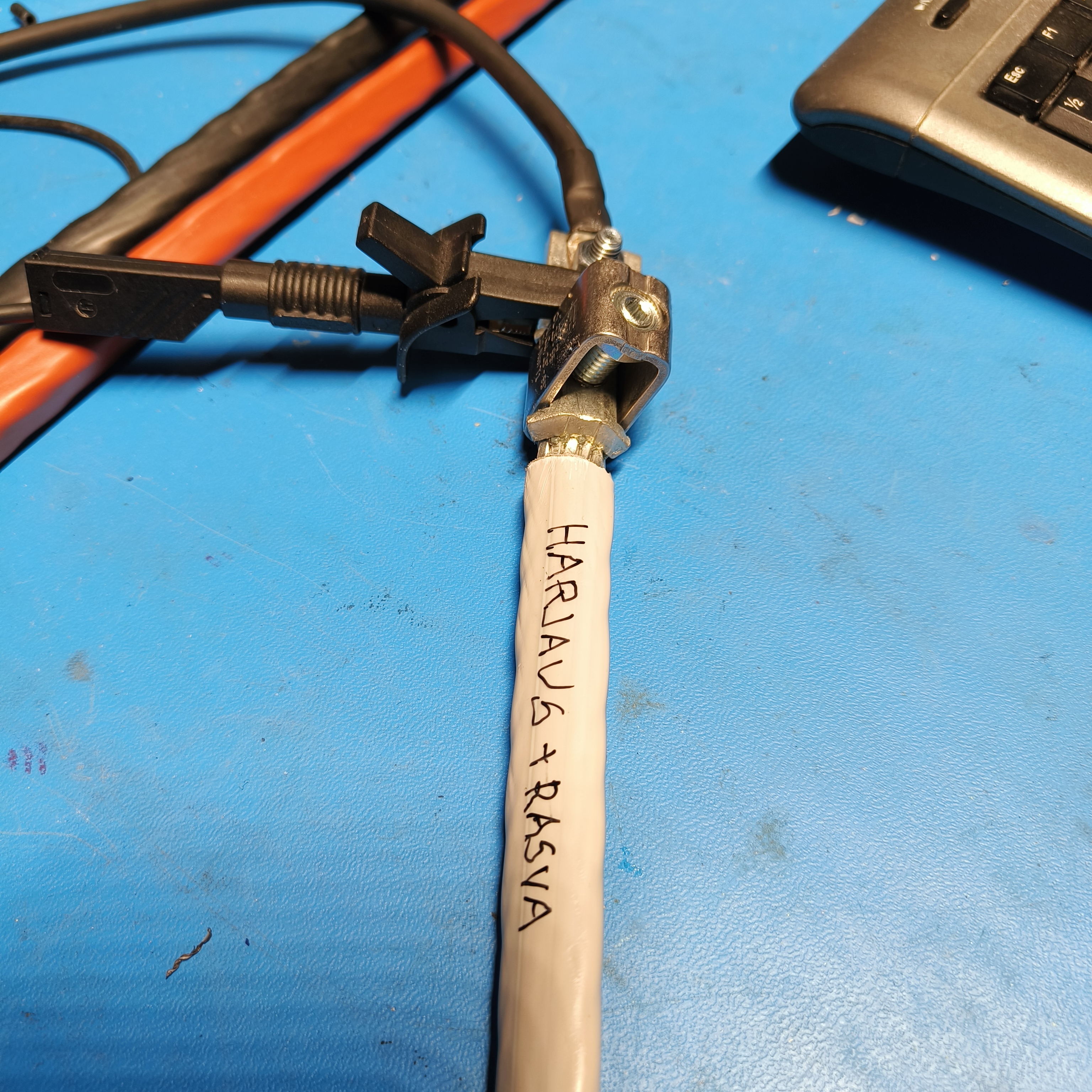 Harjattu ja rasvattu alumiiniliitos